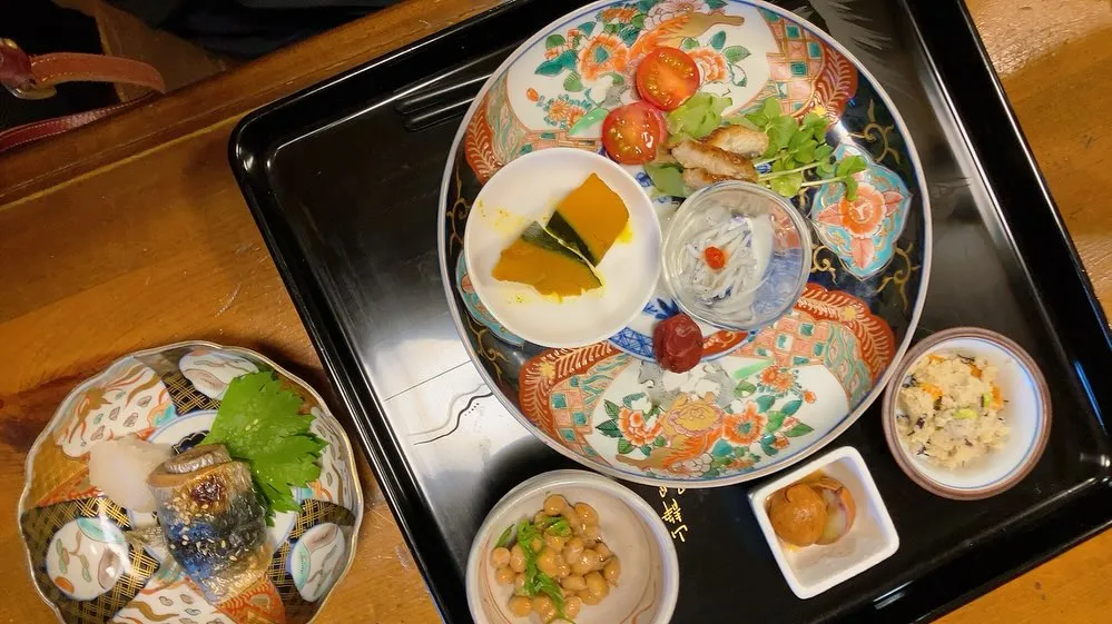 朝食は季節の食材で和食